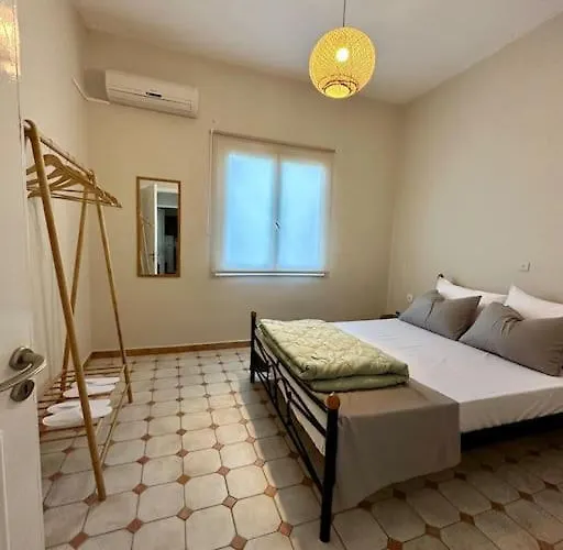 Olive Tree The Master Bed And Balcony 아파트 바니체스