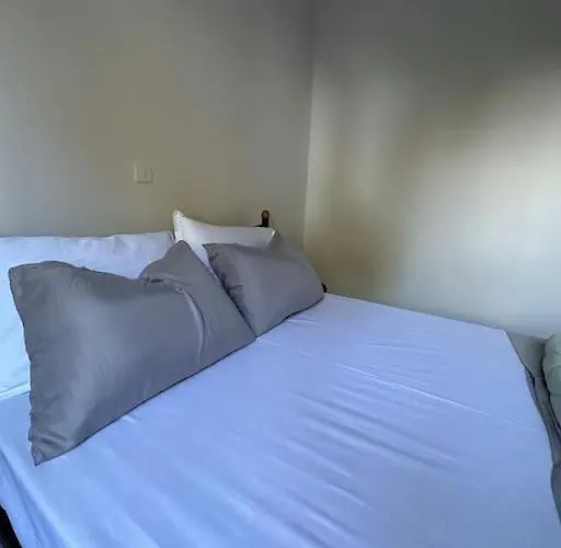 아파트 Olive Tree The Master Bed And Balcony 바니체스