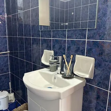 Appartement Olive Tree The Master Bed And Balcony *