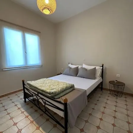 Olive Tree The Master Bed And Balcony Appartement