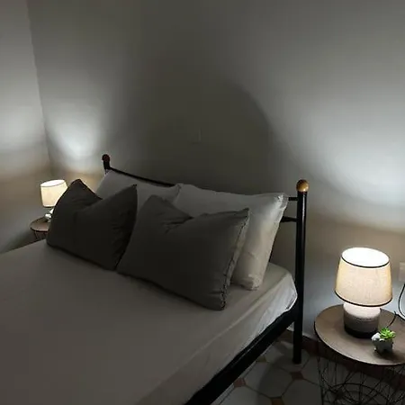 Appartement Olive Tree The Master Bed And Balcony *