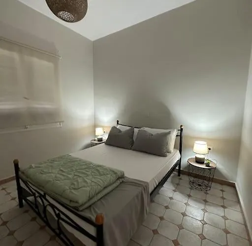 Olive Tree The Master Bed And Balcony Apartman