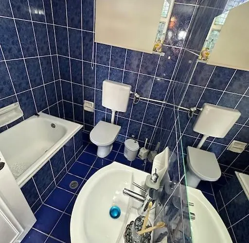 Olive Tree The Master Bed And Balcony Apartman